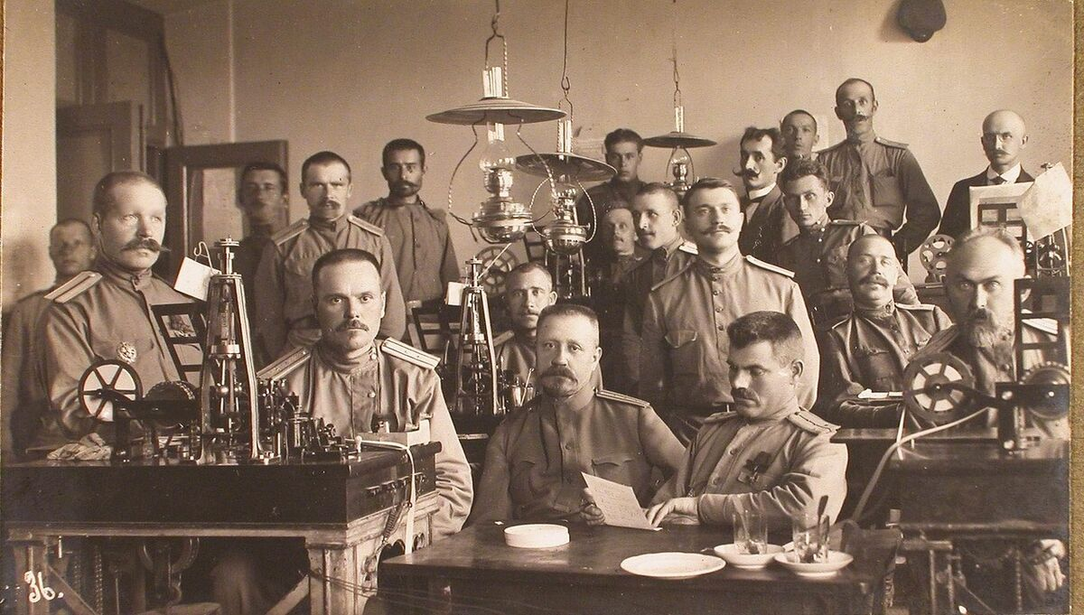 Русские военные телеграфисты и шифровальщики в радиоцентре штаба XII армии, Ковель, 1915 год